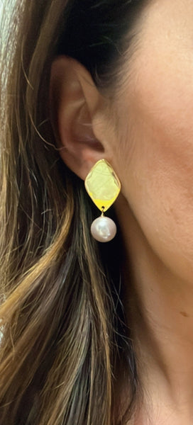 Darcy pearl blush earrings